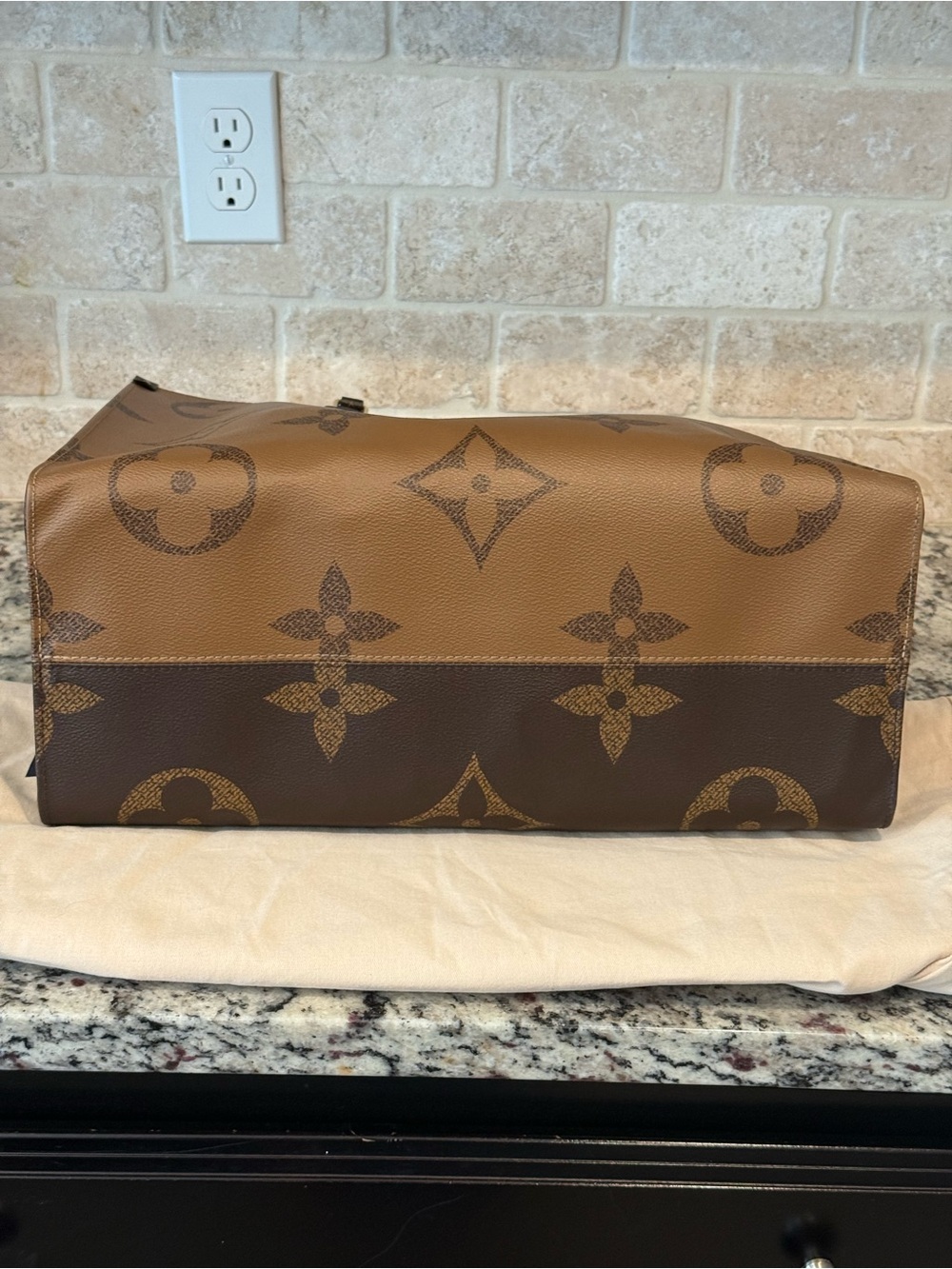 Louis Vuitton Monogram Giant Onthego Tote in Brown with Red Interior - Picture 3 of 16